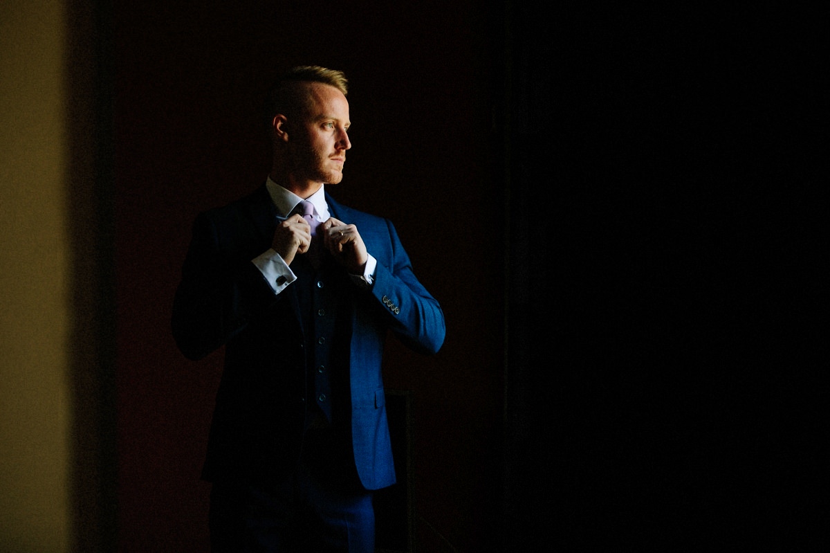 Cool image of the groom tying his cravat